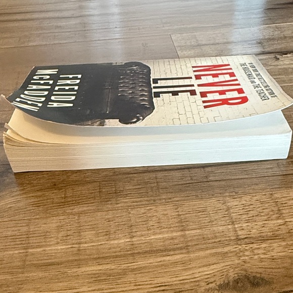 'Never Lie' by Freida McFadden Book - Picture 2 of 4